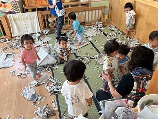 新聞あそびとブロック遊び